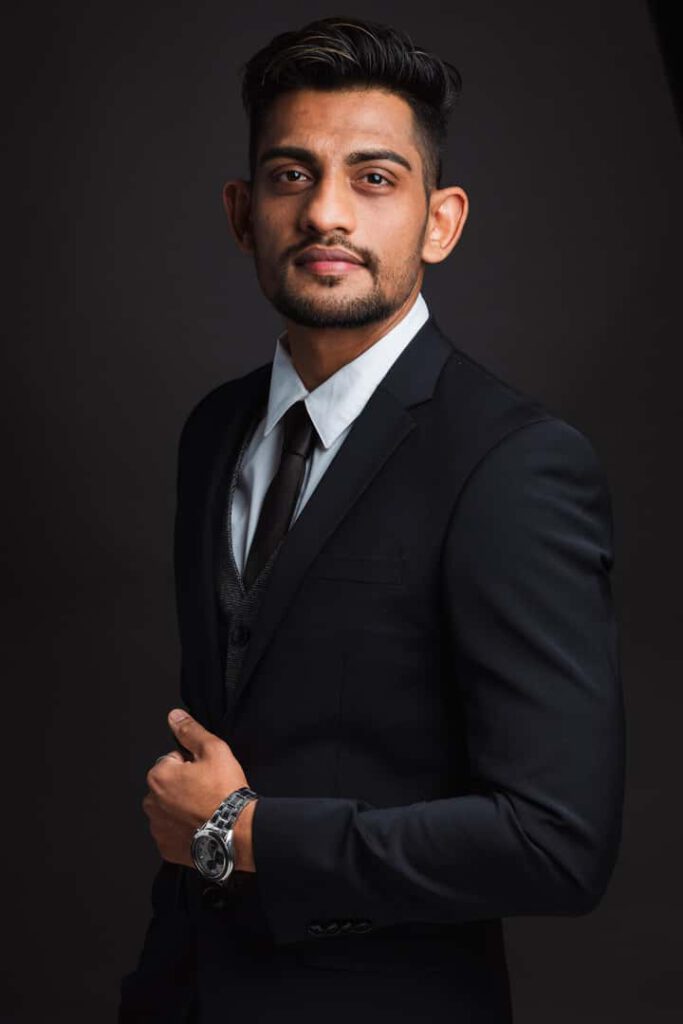 Business Portrait eines jungen Managers indischer Herkunft