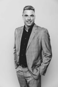 Business Portrait Manager in schwarzweiß